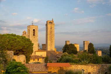 San Gimignano İtalya 'nın Toskana eyaletinin Siena eyaletine bağlı küçük bir ortaçağ kasabasıdır. Güzel Kuleler Kasabası olarak bilinen San Gimignano, ortaçağ mimarisi ile ünlüdür.,
