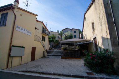 Bagni San Filippo, İtalya 'nın Siena eyaletinde yer alan bir şehirdir. Beyaz beton ve şelaleleri oluşturan küçük bir kaplıca..