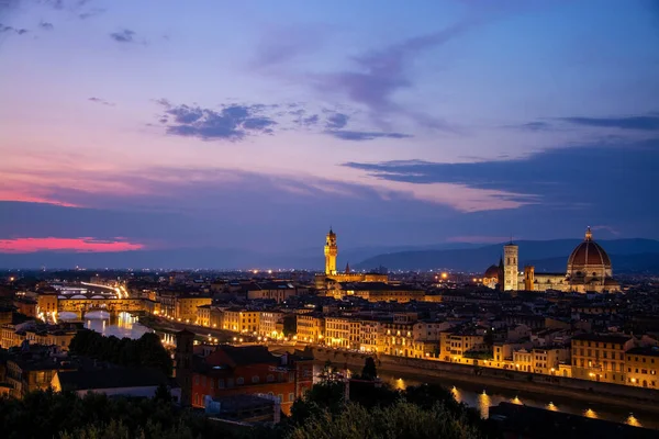 ポンテ ヴェッキオ橋 Ponte Vecchio イタリア フィレンツェのアルノ川に架かる中世の石組アーチ橋 — ストック写真