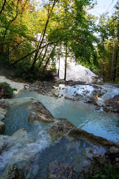 圣菲利波 Bagni San Filippo 是意大利锡耶纳省的一个地区 距离蒙特阿米亚塔不远 它是一个小温泉 形成白色的混凝土和瀑布 — 图库照片