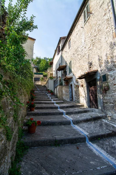 Bagni San Filippo, İtalya 'nın Siena eyaletinde yer alan bir şehirdir. Beyaz beton ve şelaleleri oluşturan küçük bir kaplıca..