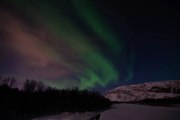 北极光 Aurora Borealis 有时被称为北极光或北极光 是地球天空中的一种自然光 主要出现在高纬度地区 — 图库照片