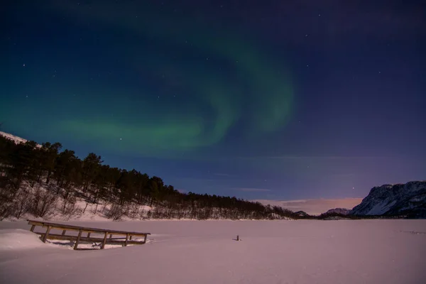 北极光 Aurora Borealis 有时被称为北极光或北极光 是地球天空中的一种自然光 主要出现在高纬度地区 — 图库照片