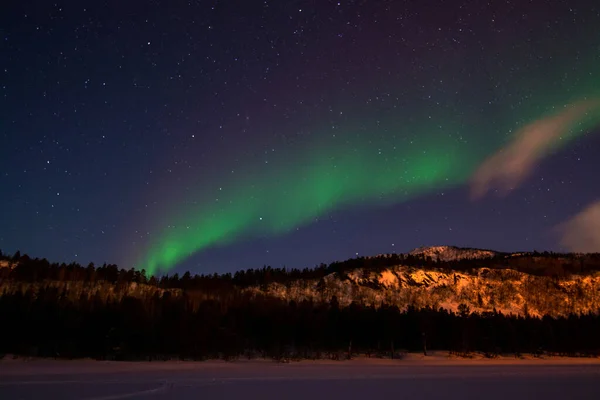 Kutup ışıkları ya da kuzey ışıkları olarak da adlandırılan Aurora borealis, Dünya 'nın yüksek enlem bölgelerinde ağırlıklı olarak görülen doğal bir ışık göstergesidir..