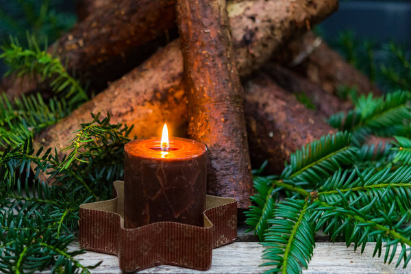 Адвентная свеча с дровами и еловыми веточками
