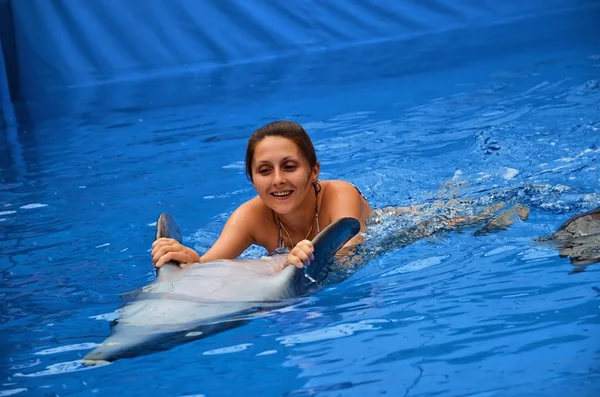Дельфин и девушка — стоковое фото