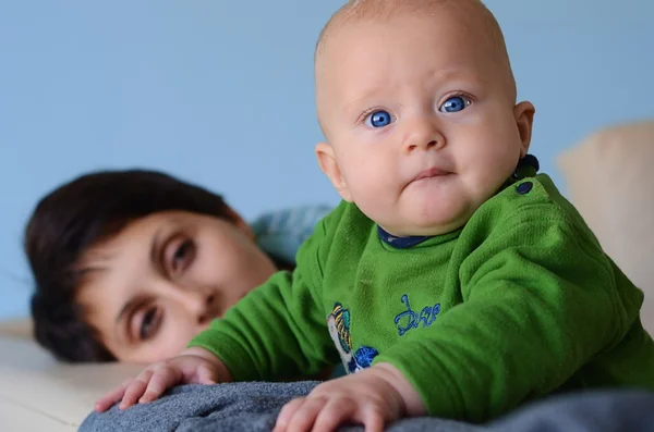 Happy mother and her baby — Stock Photo, Image