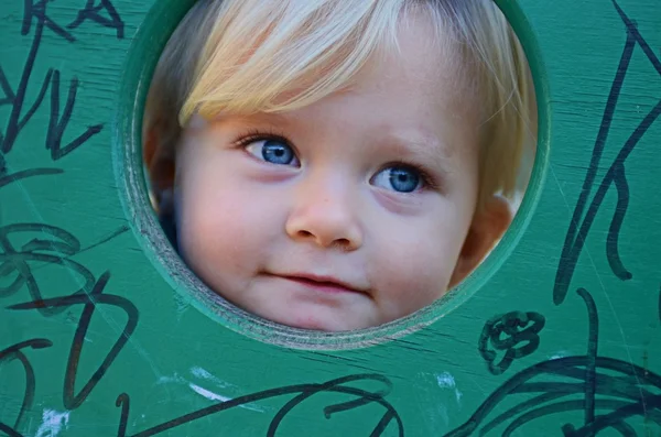 Retrato do bebê loiro com olhos azuis — Fotografia de Stock