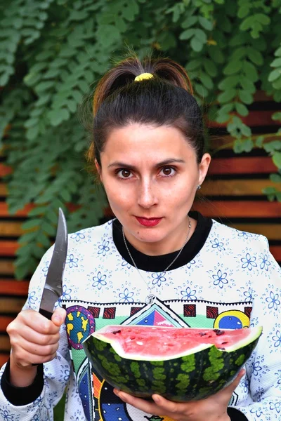 Нож и половина арбуза — стоковое фото