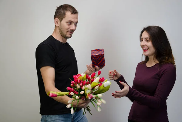 Muž dává dárek pro ženu Royalty Free Stock Fotografie