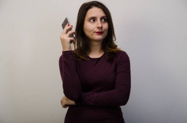 Cep telefonu olan kadın.