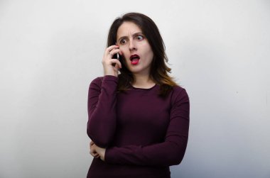 Cep telefonu olan kadın.