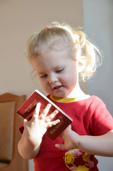 Bambino con passaporto russo Foto Stock