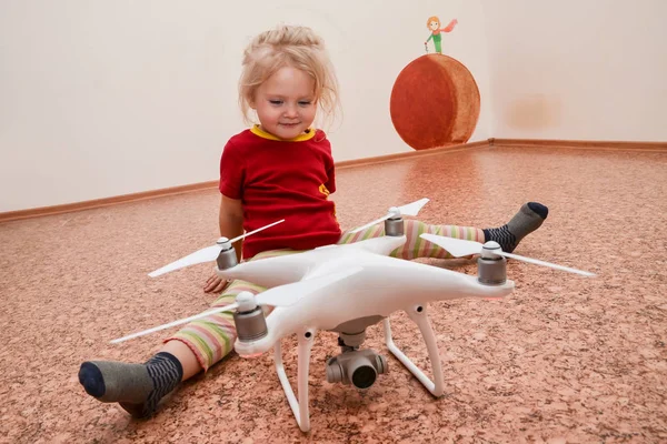 Malá dívka si hraje s quadrocopter Stock Obrázky