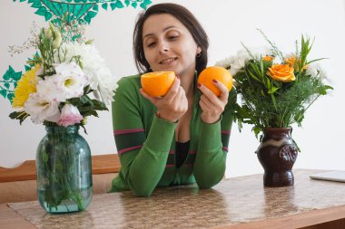 Portakal ile genç bayan