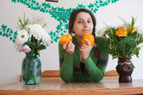 Young lady with oranges — Stock Photo, Image