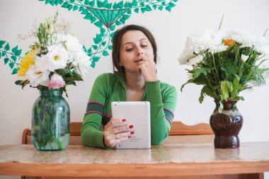 bir tablet ile çekici kız