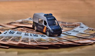 Gerçekçi, İspanyolca euro banknot yığını üzerinde polis araba duran oyuncak.