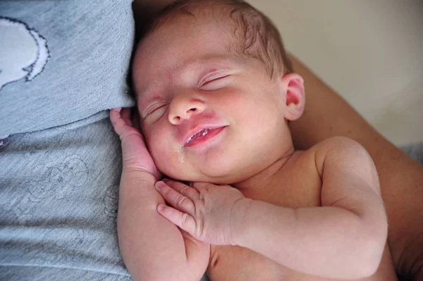 Piccola Bella Neonata Dorme Dolcemente Sulle Mani Della Mamma Felice Fotografia Stock