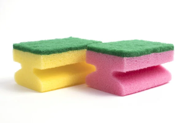 Beyaz arka plan üzerinde bulaşık için iki sünger fotoğrafı