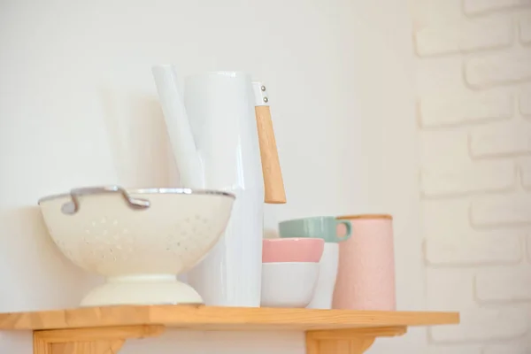 Кухонные полки с посудой, тарелкой и чашкой . — стоковое фото