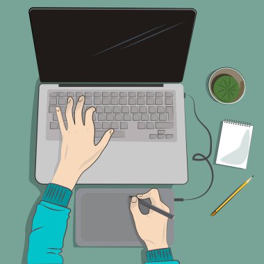 Grafik tablet ve dizüstü bilgisayar üzerinde çalışan insan eli. Yukarıdan görünüm.