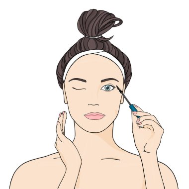 Kadın kirpiklerini beyaz arka planda rimel ile boyuyor..