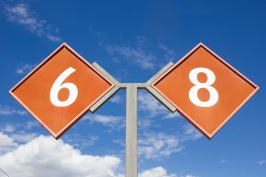 Tren kırmızı mavi bir arka plan üzerinde oturum