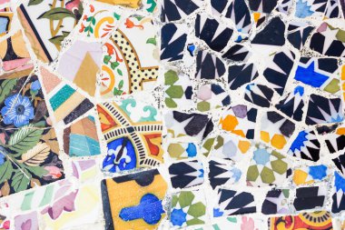 Barcelona, İspanya - 10 Eylül 2016: Çiçek mozaik Park Guell içinde