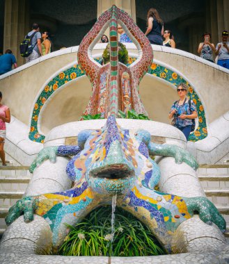 Barcelona, İspanya - 10 Eylül 2016: Kertenkele ile turist üzerinde 10 Eylül 2016 Park Guell Barcelona, İspanya. 