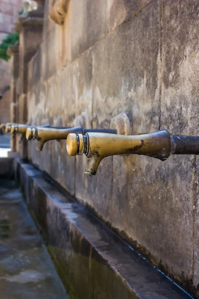 Robinet avec eau pure à l'extérieur sur la rue — Photo