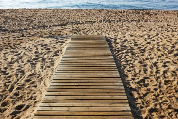 Дерев'яна підлога на пляжі біля моря — стокове фото