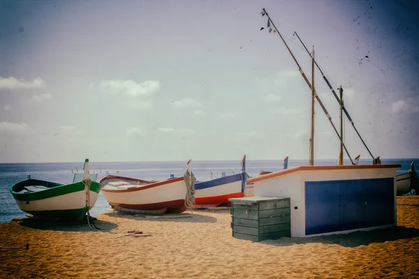 Fischerboote an einem Sandstrand in Spanien — Stockfoto