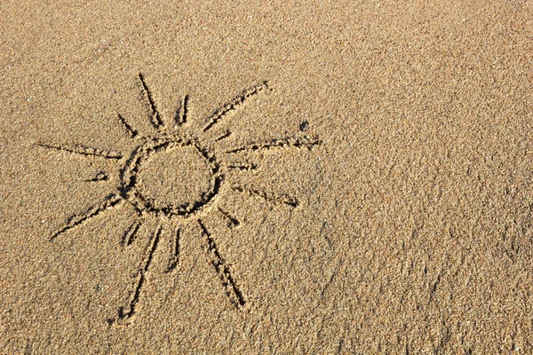 Знак сонця, намальований на піщаному узбережжі — стокове фото