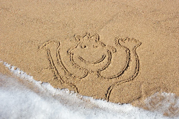 Забавна людина намальована в піску — стокове фото