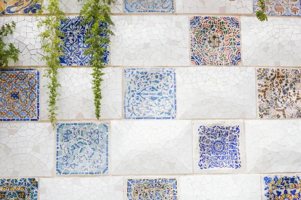 Barcellona, Spagna - 10 settembre 2016: Mosaico floreale a Park Guell — Foto Stock