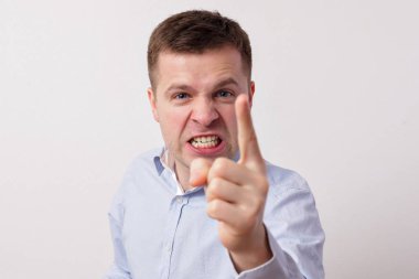 Beyaz yakışıklı delikanlı bağırır ve işaret parmağı ile tehdit ediyor