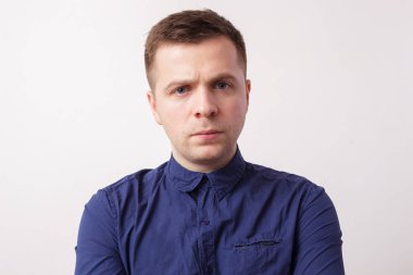 Beyaz adamın yüzündeki emin ifade