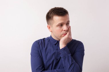 Beyaz adamın yüzündeki emin ifade