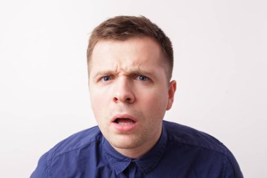 Beyaz adamın yüzündeki emin ifade