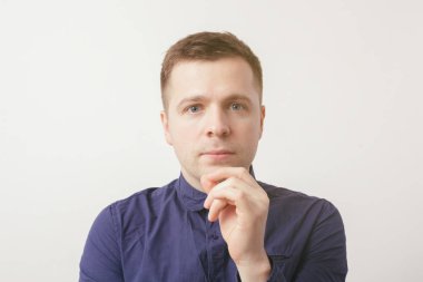 Kendine güvenen delikanlı ileri görünüyor 