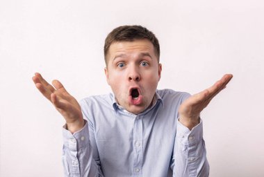  Sürpriz ileri bakar ve el sallar