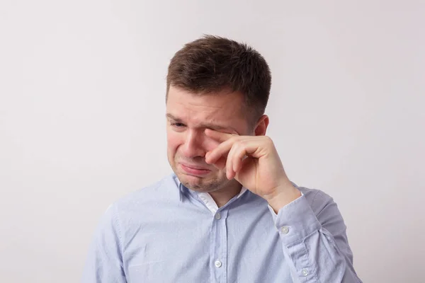 Homem caucasiano chora de más notícias — Fotografia de Stock