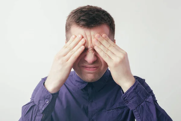 Dolores de cabeza severos o estrés por el trabajo duro — Foto de Stock