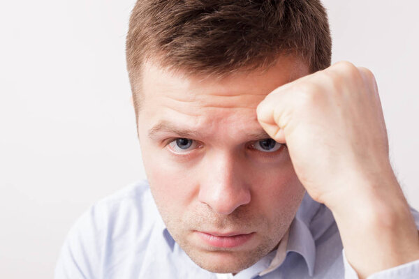 Злой человек смотрит в камеру вблизи.
