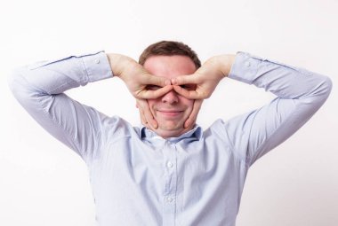 Parmak maskesi kahraman yapma genç adam. Kahramanca ruh hali