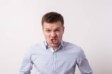 genç adam öfkeyle bağırır