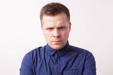 gerçekten dört gözle, dikkatli bir şekilde ileriye baktığımızda genç adam