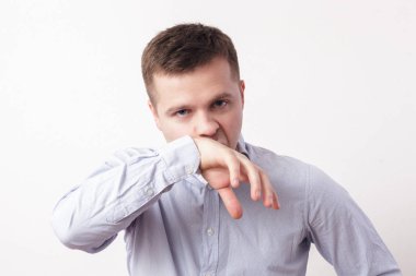 Genç adam kan ve kol ile sümüklü mendil