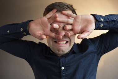 Genç adam komik surat etrafında kandıramazsın